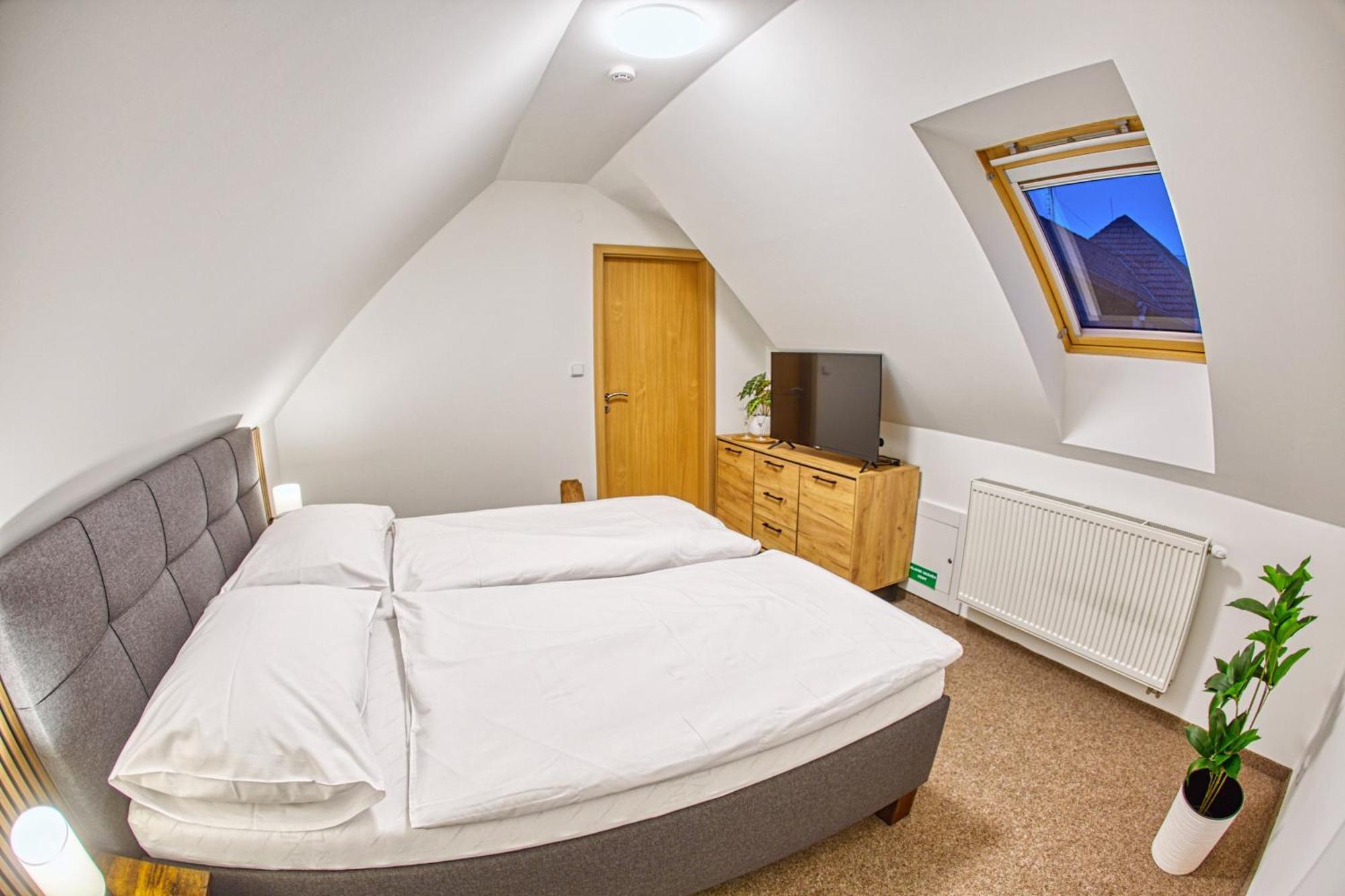 Hotel A Restaurace Ruze Podborany Екстер'єр фото