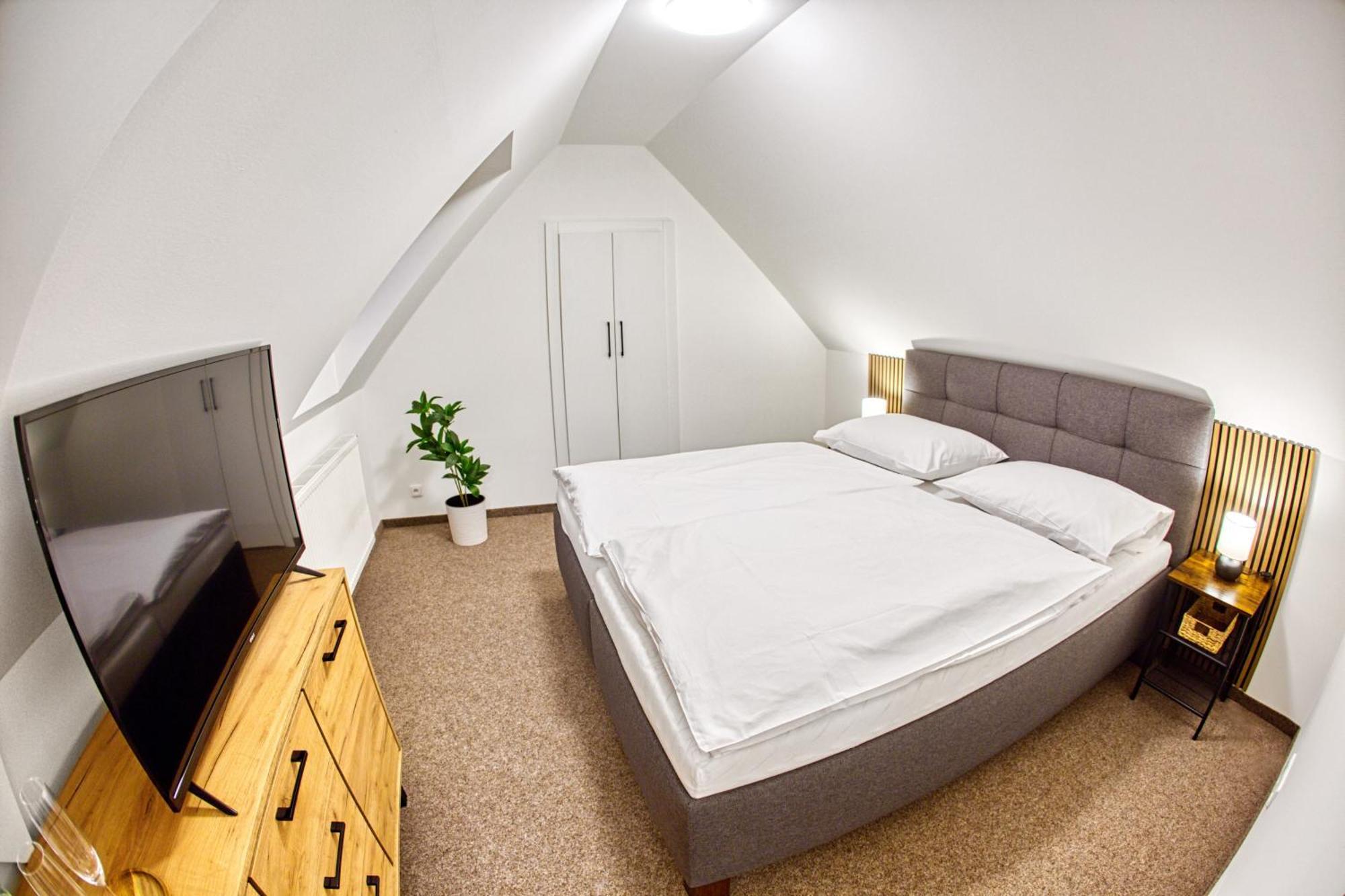 Hotel A Restaurace Ruze Podborany Екстер'єр фото